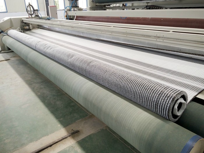 膨潤土防水毯生産中